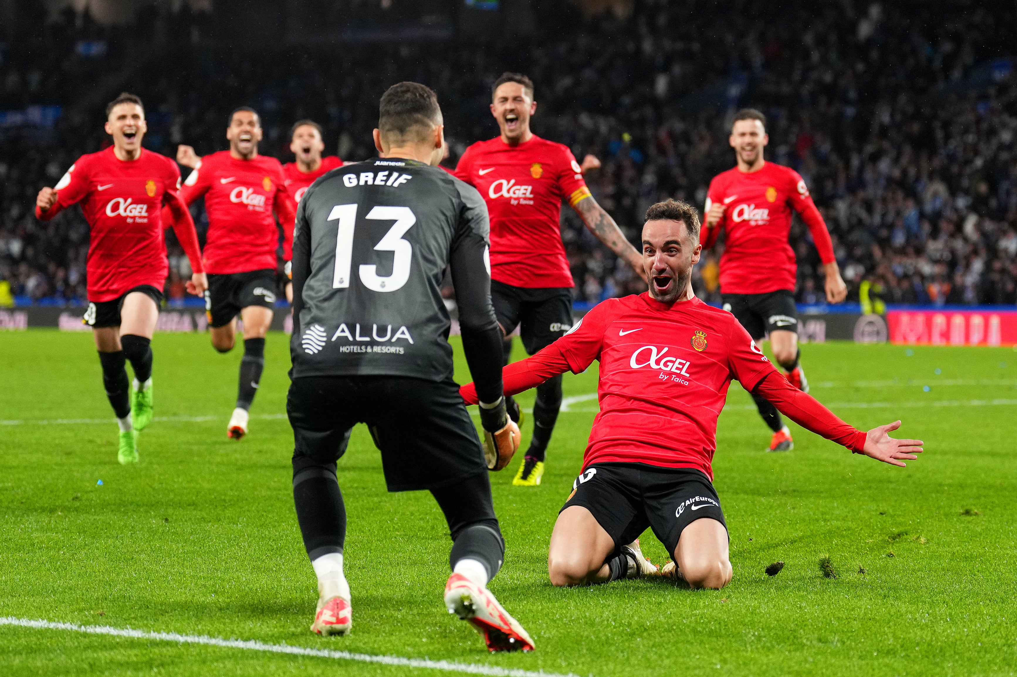 Los jugadores del RCD Mallorca celebran con su portero, Greif, el pase a la final de la Copa del Rey