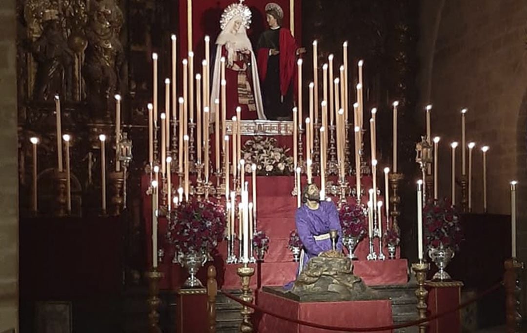 Titulares de la Hermandad de la Oración en el Huerto en el Solemne Triduo a la espera del besamanos