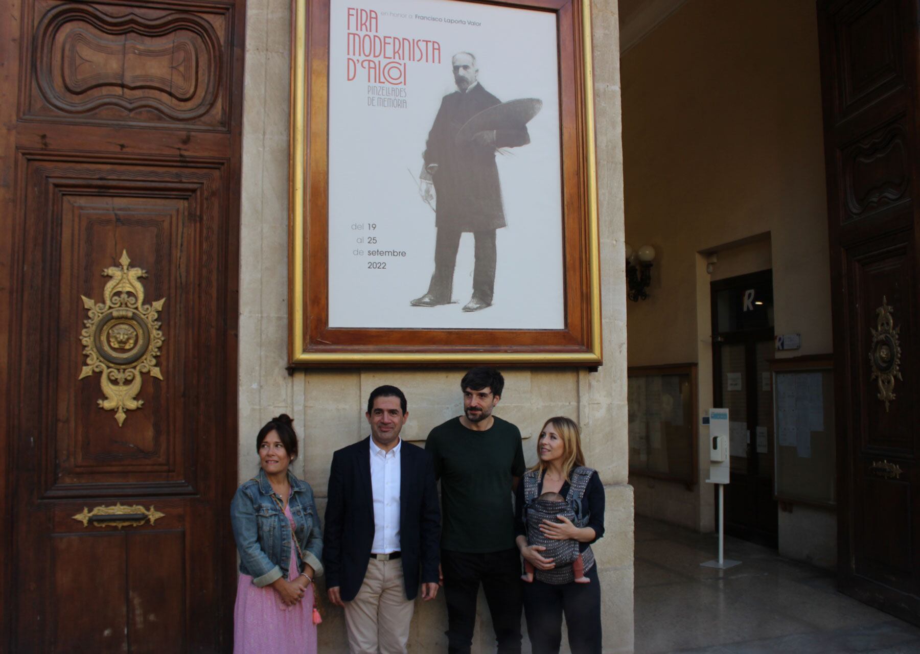 La concejal de Turismo, Lorena Zamorano, el alcalde Toni Francés, el ilustrador Fran Parreño, su pareja Elena Juan y el hijo pequeño de ambos