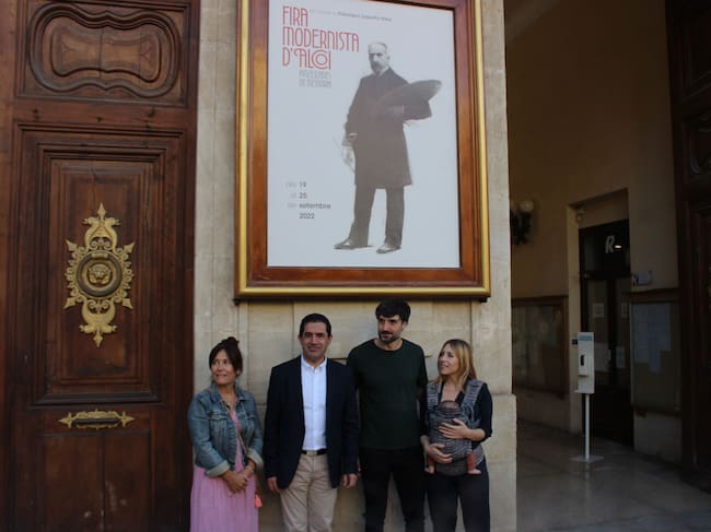 La concejal de Turismo, Lorena Zamorano, el alcalde Toni Francés, el ilustrador Fran Parreño, su pareja Elena Juan y el hijo pequeño de ambos
