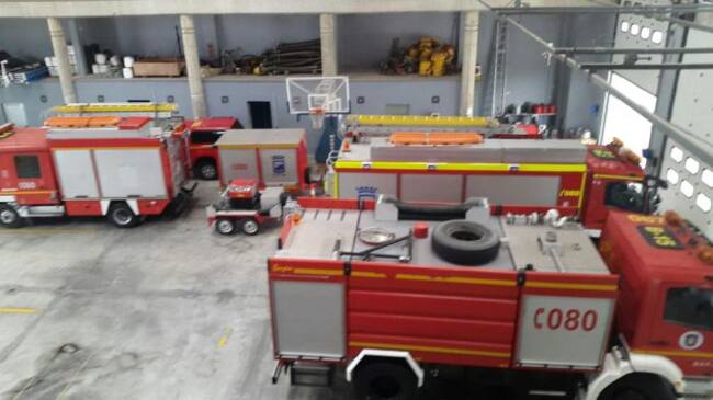 Aspecto de los camiones de los bomberos tras la eliminación de las pintadas