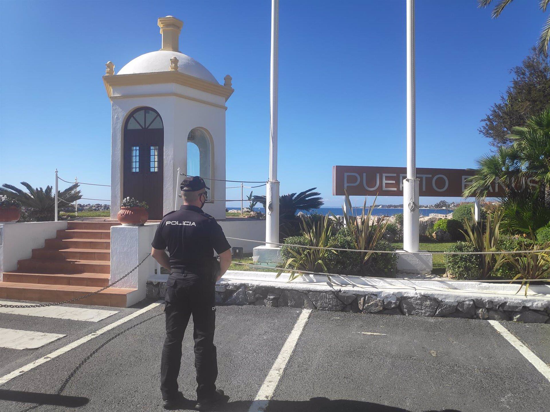 Un agente en Puerto Banús, en Marbella