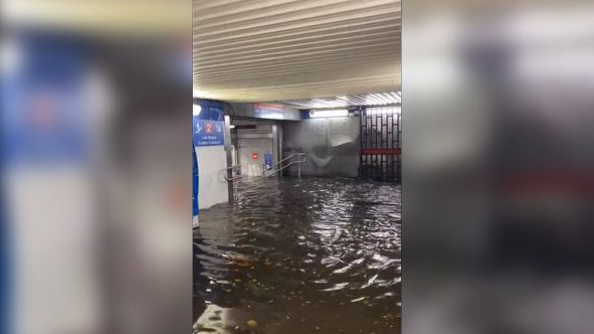 Inundación en el acceso a la estación de Plaza de España.