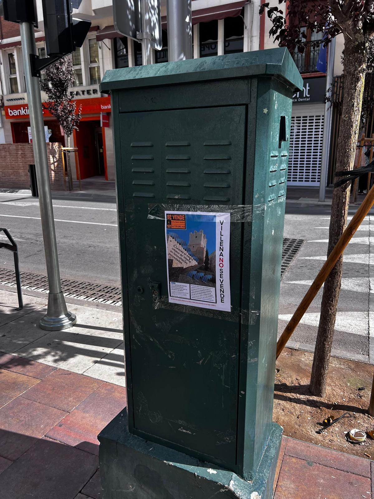 Carteles colocados en lugares no permitidos