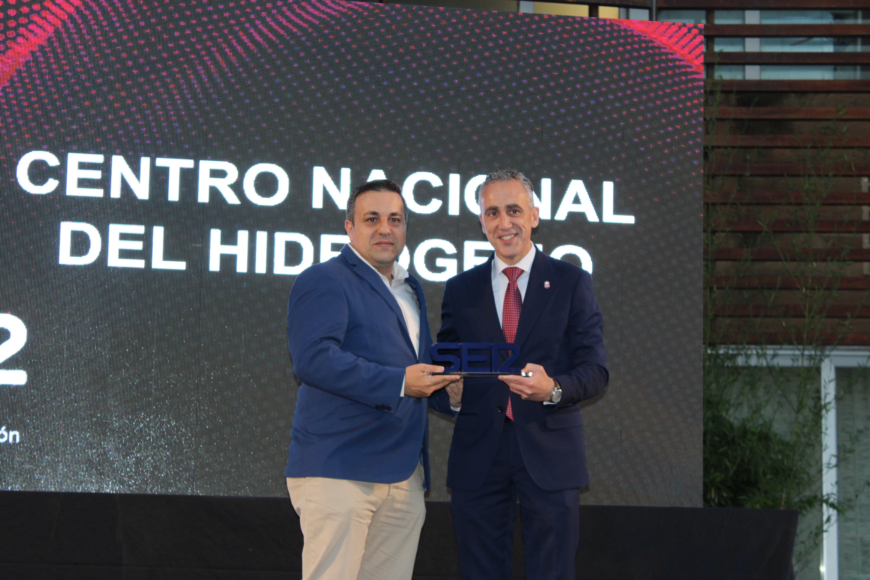 El Centro Nacional del Hidrógeno de Puertollano recibió otro de los premios Comunicación. Lo recogió el gerente, Miguel Ángel Fernández a manos del alcalde de Puertollano, Miguel Ángel Ruiz