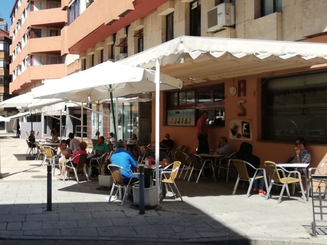Terraza de un establecimiento hostelero en el primer día de su apertura