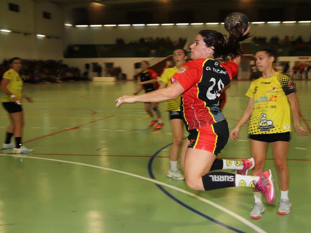 Rocío Guerrero en un derbi contra el Puerto del Carmen.