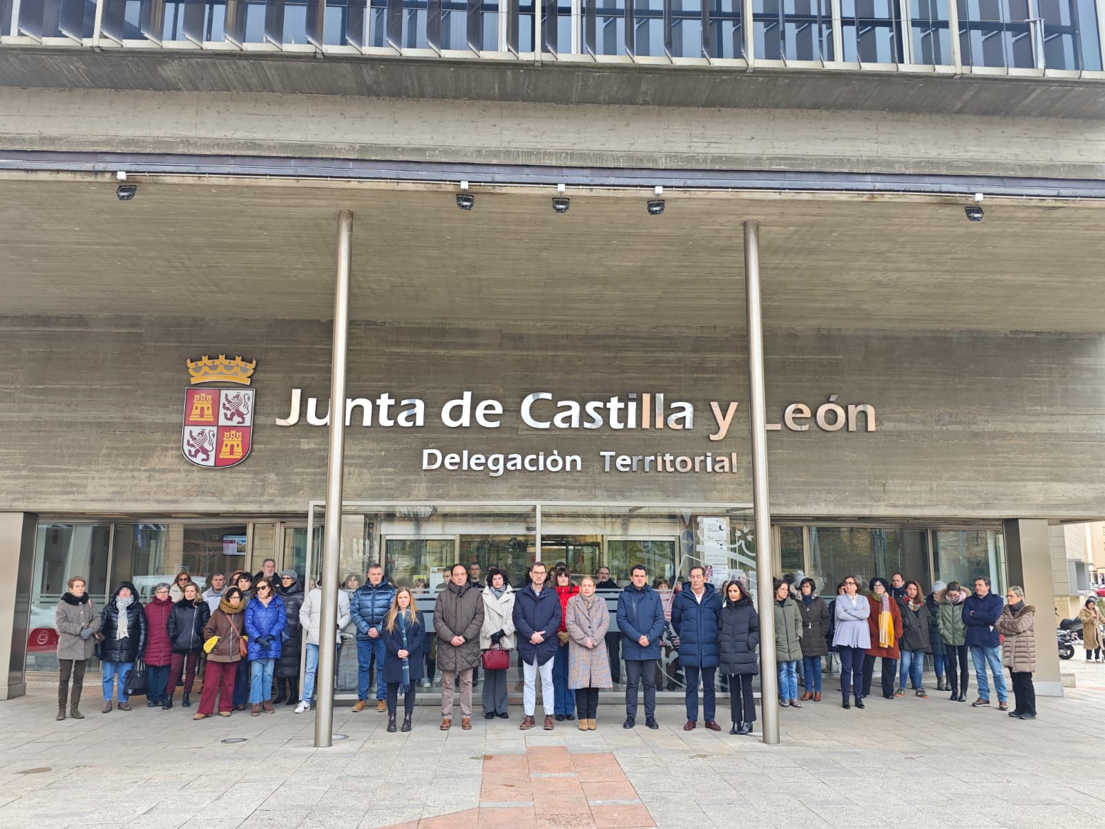 Las instituciones sorianas se han concentrado en señal de duelo por las víctimas del accidente de Adamuz