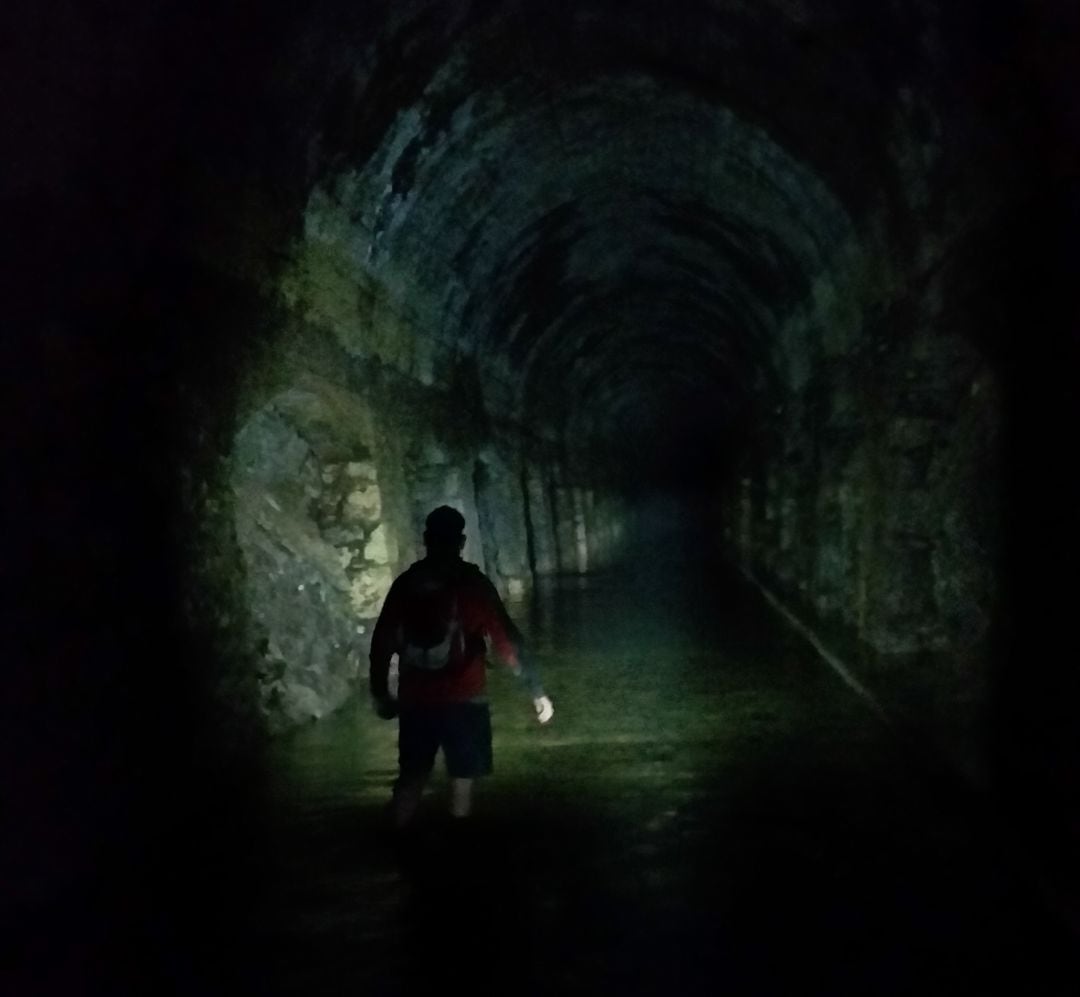 El túnel de Laminoria es el último punto negro que queda en la vía verde del ferrocarril vasco-navarro