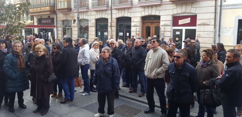 Imagen de vecinos que acudieron al registro municipal para registrar un escrito reclamando información sobre el ARCU