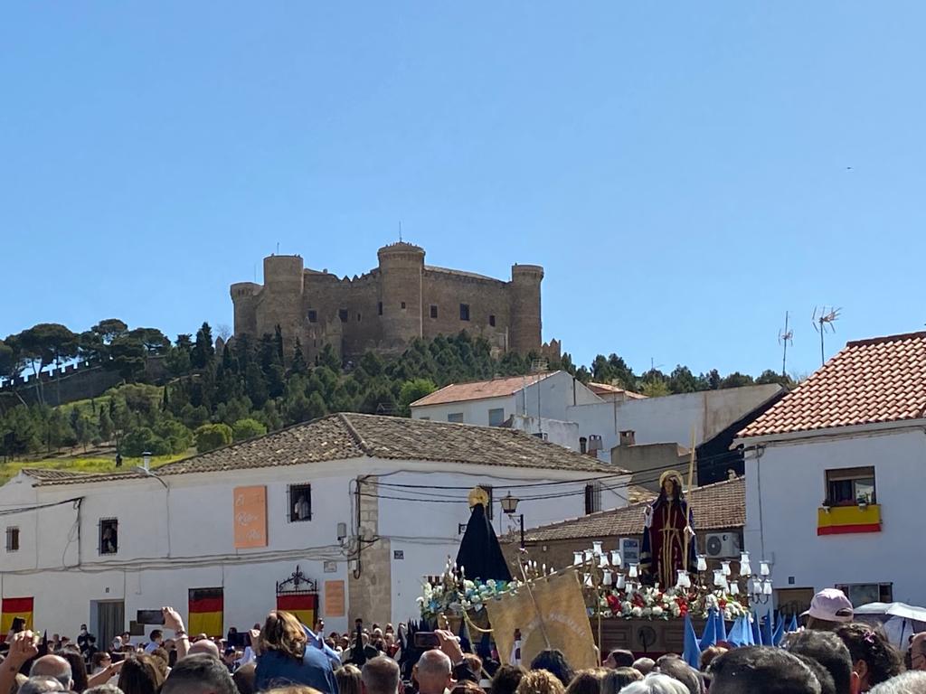 El turismo se ve atraído por las procesiones en esta Semana Santa, como en Belmonte (Cuenca)
