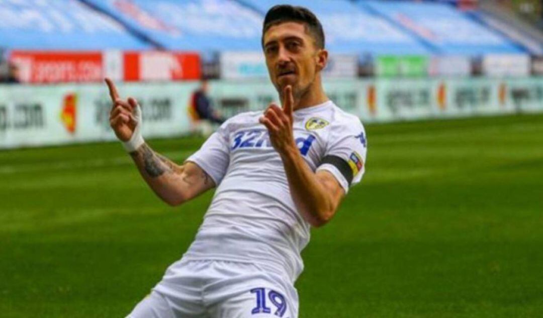 Pablo Hernández celebra un gol con la camiseta del Leeds.