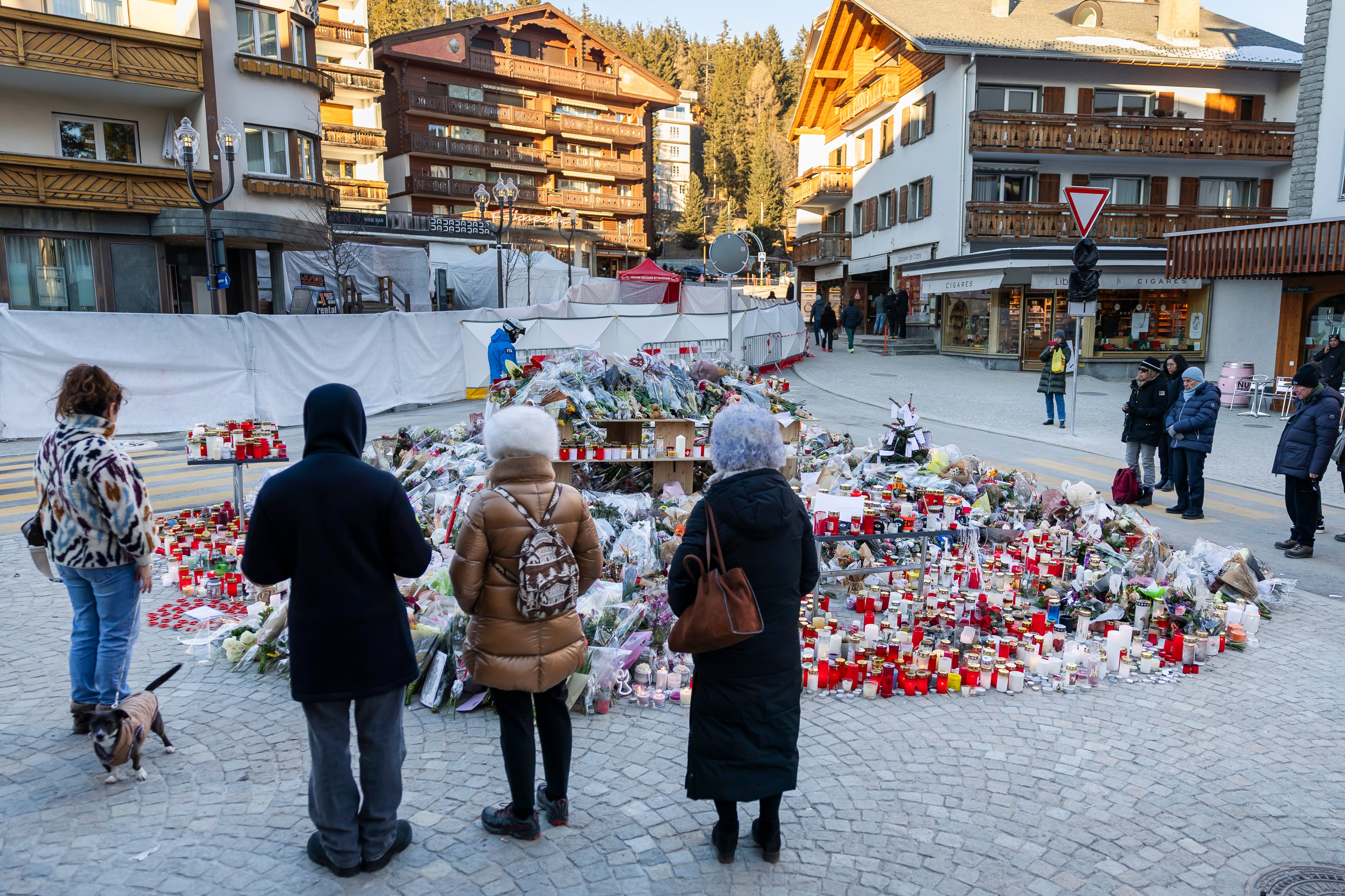 Flores y velas en el homenaje a las víctimas del incendio en Crans Montana (Suiza)