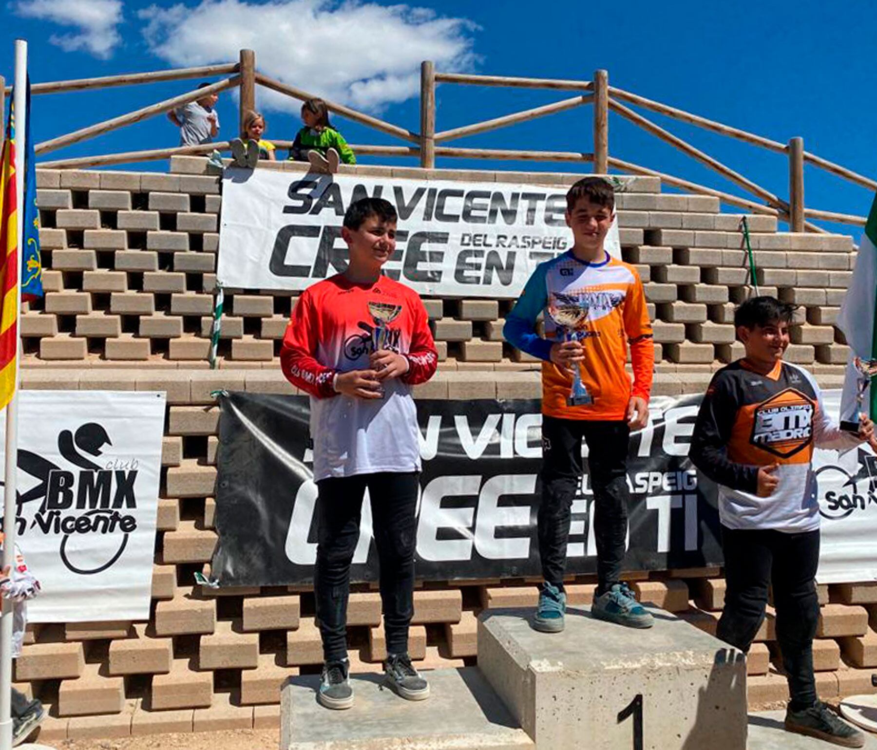 Eric Bordería en el podio de la prueba disputada en San Vicente del Raspeig