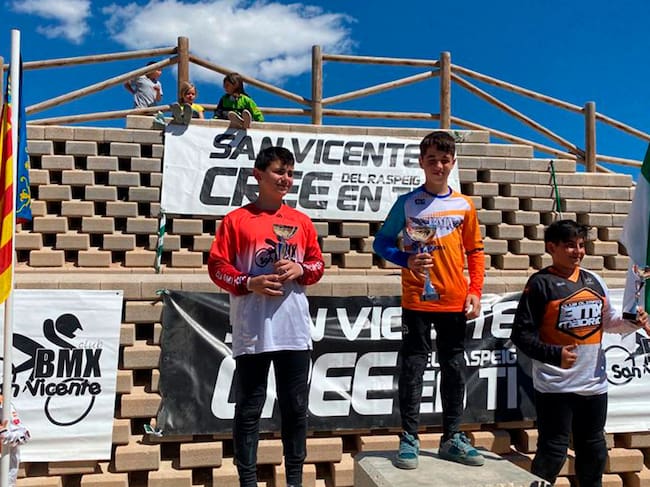 Eric Bordería en el podio de la prueba disputada en San Vicente del Raspeig