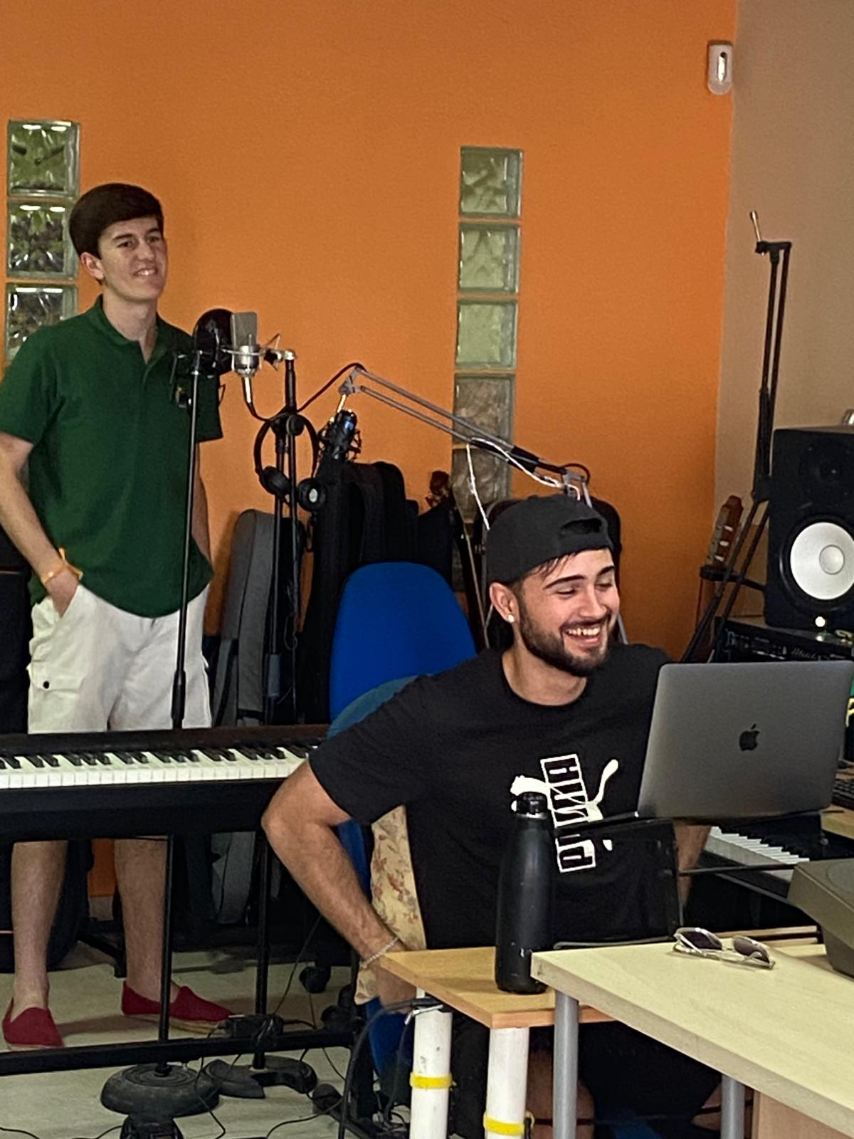 Nacho Rodríguez y Mario Valdivia trabajando en el estudio.