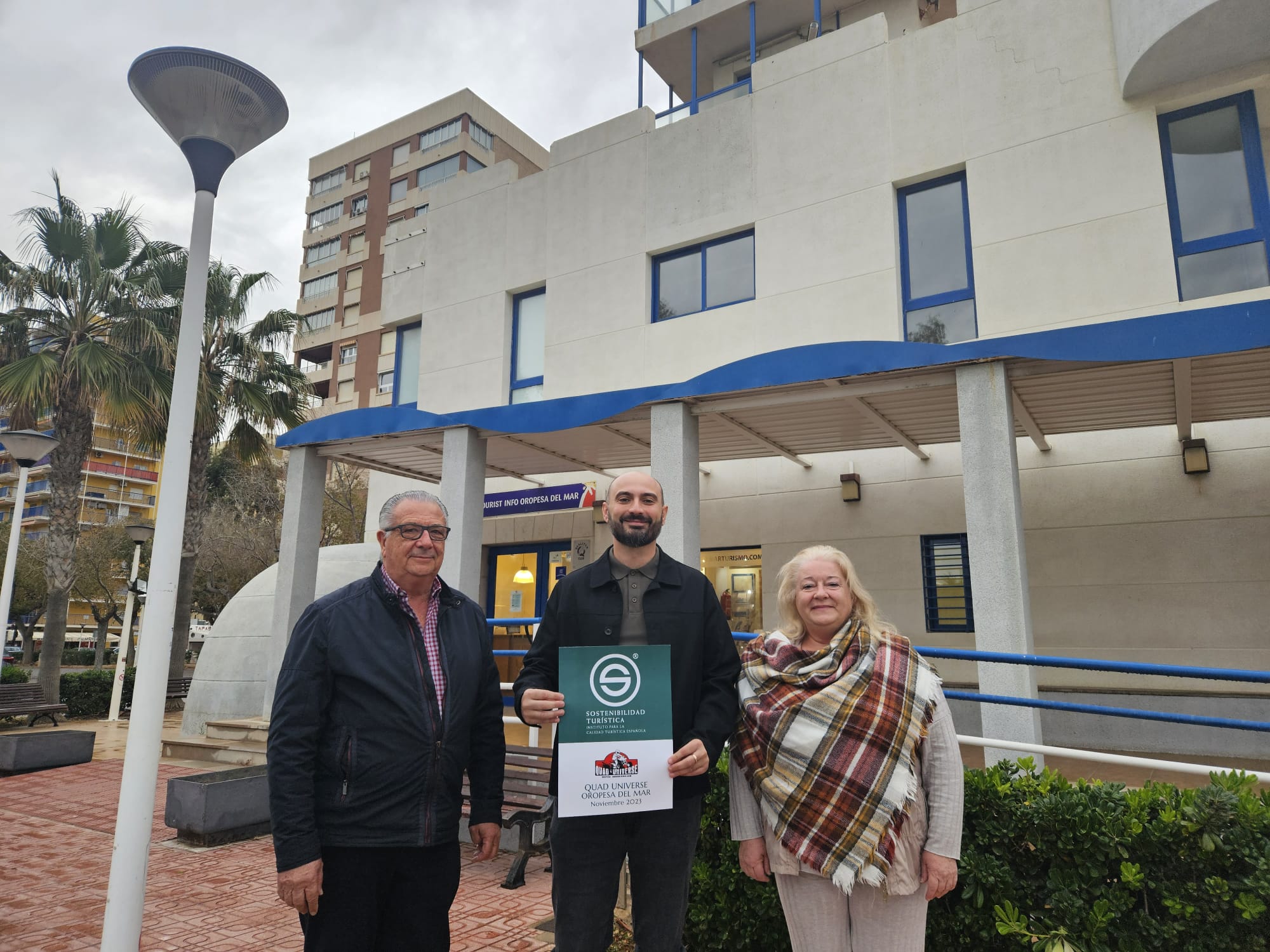 La Alcaldesa, Araceli De Moya, y el concejal de Turismo, Rafael Albert, junto con Fran González, fundador de Quad Universe