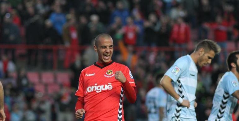 Sergio Tejera celebra un dels gols del partit contra el Llagostera.