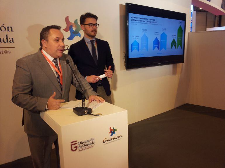 El diputado provincial de Turismo de Granada, Enrique Medina, y el delegado de Turismo de la Junta en Granada, Guillermo Quero, presentan en Fitur el balance turístico del año 2015 en la provincia de Granada