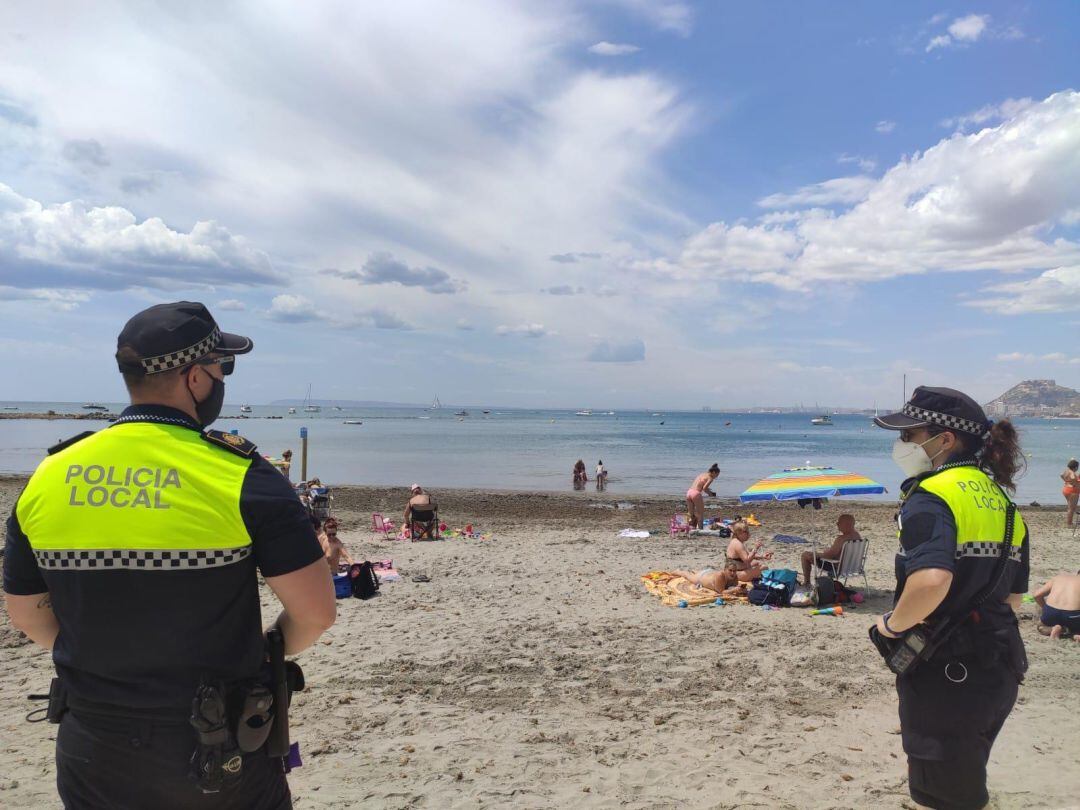 La policía local vigila una de las playas de la ciudad