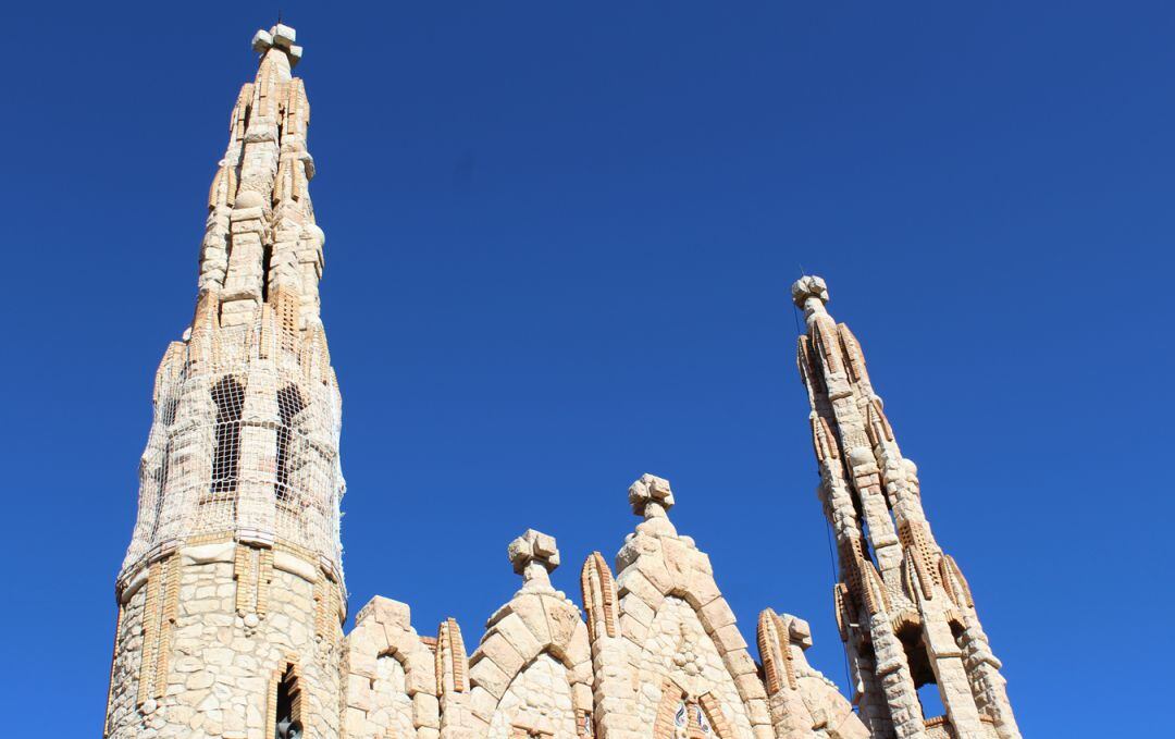 Santuario con la malla en la parte afectada