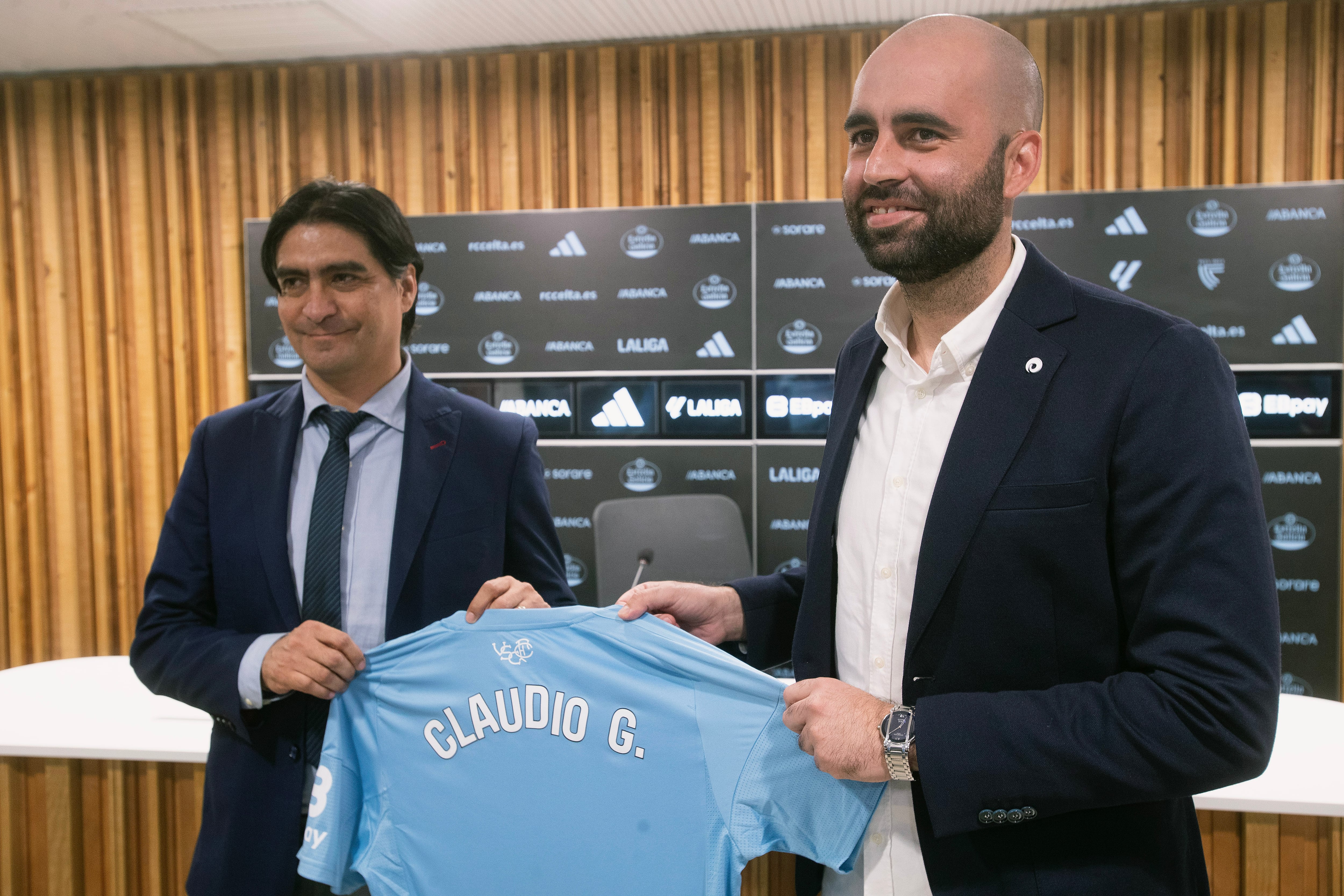 VIGO, 13/03/2024.- El nuevo entrenador Del Real Club Celta de Vigo Claudio Giraldez (d), durante el acto de su presentación en la que ha estado acompañado por el director técnico del club, Marco Garcés (i), este miércoles en Vigo. EFE/Salvador Sas
