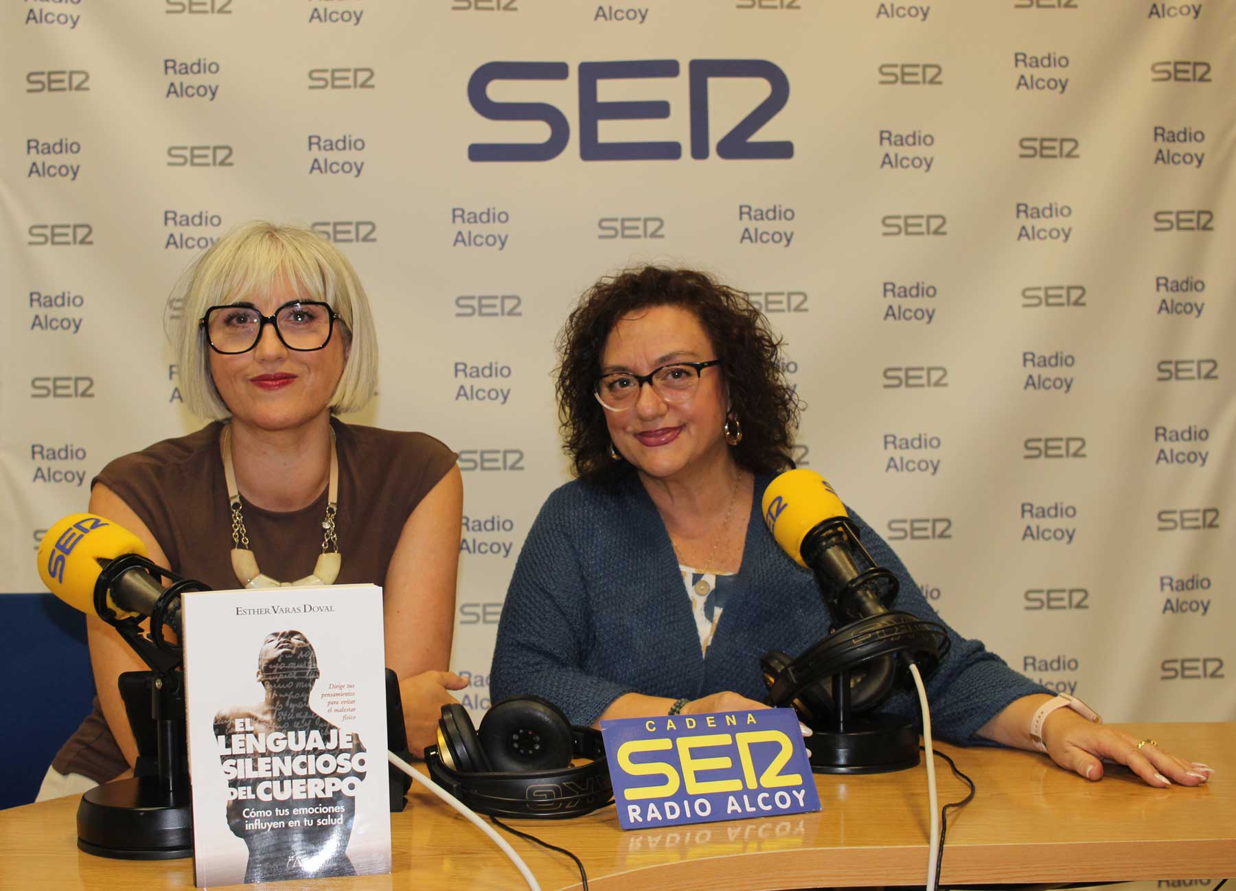 Begoña Beneyto y Begoña Doménech, con un ejemplar del libro, en el estudio central de Radio Alcoy