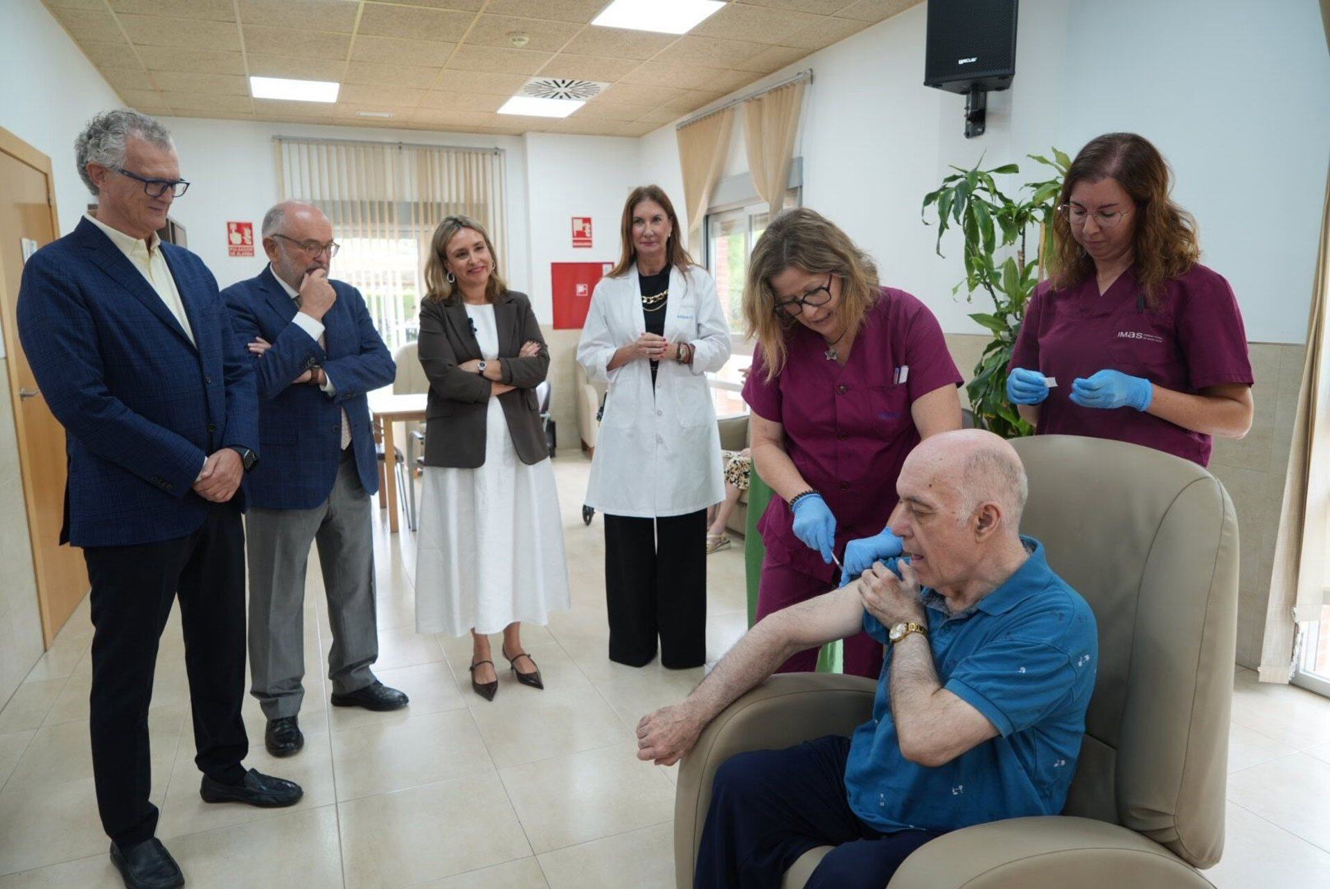 01/10/2025 Los consejeros de Salud y de Política Social visitan la residencia Virgen del Valle de Murcia con motivo del inicio de esta vacunación en personas vulnerables
ESPAÑA EUROPA MURCIA SALUD
CARM
