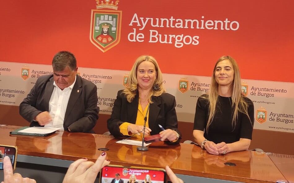 Cristina Ayala, alcaldesa de Burgos, junto a los concejales Juan Manuel Manso (Urbanismo) y Carolina Álvarez (Deportes), informando de la decisión de asumir el proyecto de reforma del Estadio El Plantío. / Foto: Radio Castilla