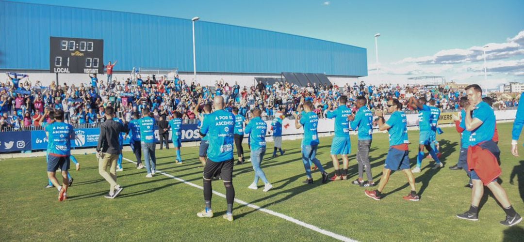 Los jugadores celebraron con la afición del &#039;Fernando Torres&#039; el campeonato de la categoría tras ganar al Burgos.