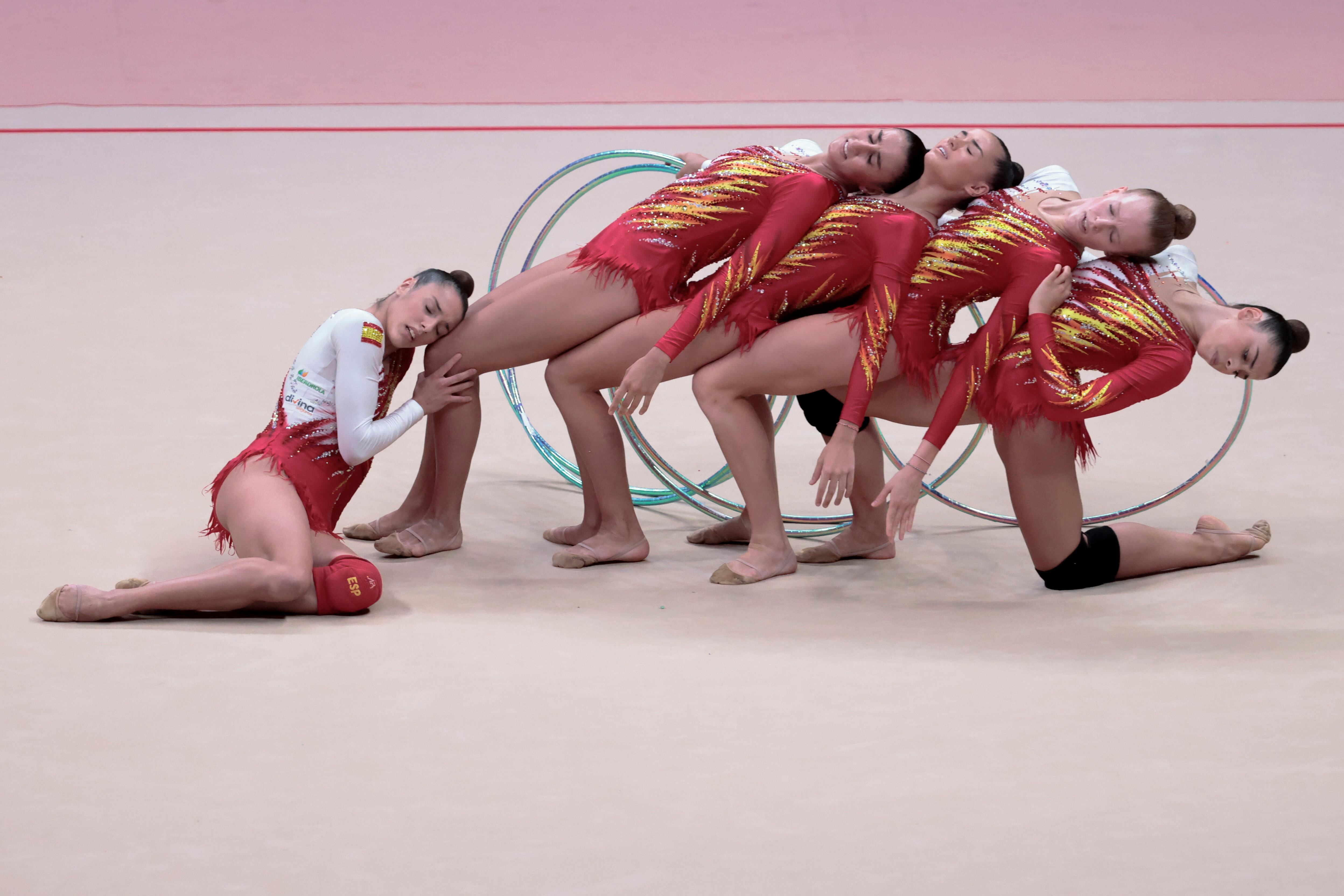 El equipo español de gimnasia rítmica , entrena en la pista central del recinto de Feria Valencia donde mañana comienza el 40 mundial de Gimnasia Rítmica. EFE/ Ana Escobar