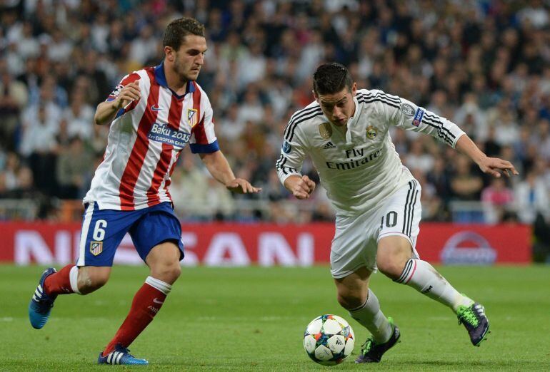 Koke y James Rodríguez pelean por un esférico durante un derbi de la temporada pasada