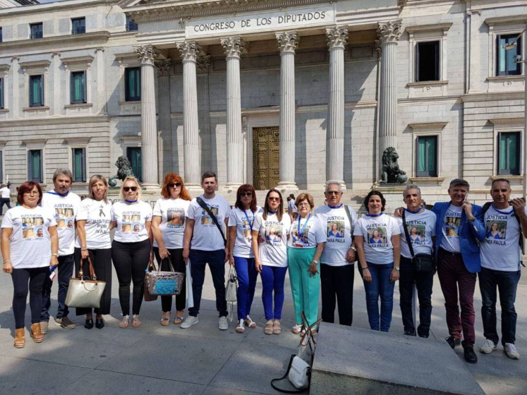 Familiares de Viñals y Patricio a las puertas del Congreso