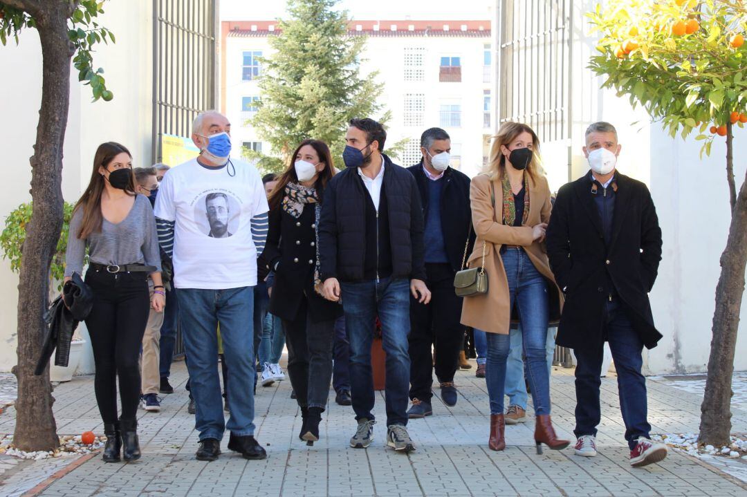 El secretario general del PSOE de Málaga, Daniel Pérez (en el centro) durante el acto celebrado este domingo