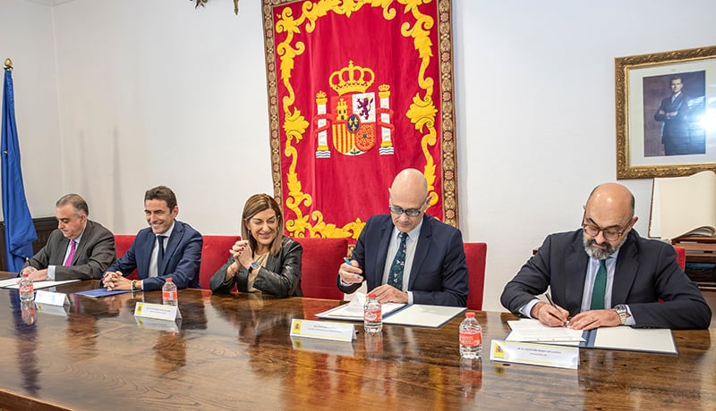 De izquierda a derecha, Media, Casares, Buruaga, Arranz y Marco, en el momento de la firma.