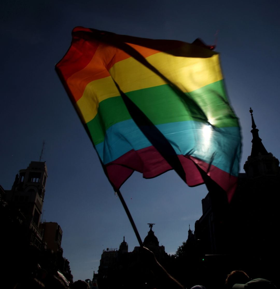 Una bandera del Orgullo LGTBI ondea en el MADO. 