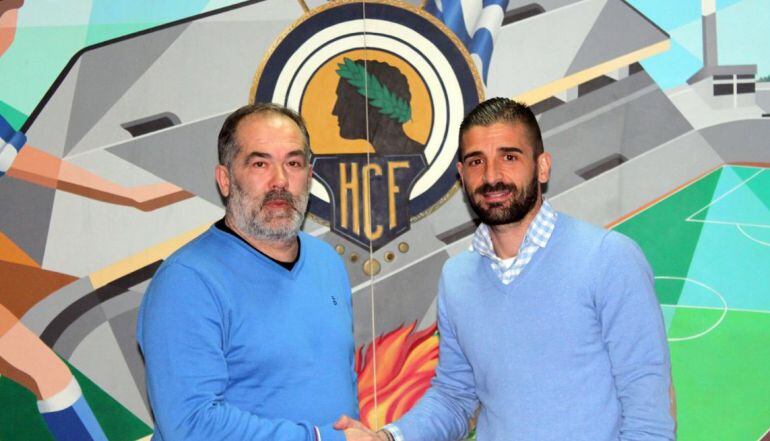 Portillo posa junto a Visnjic, en las oficinas del club