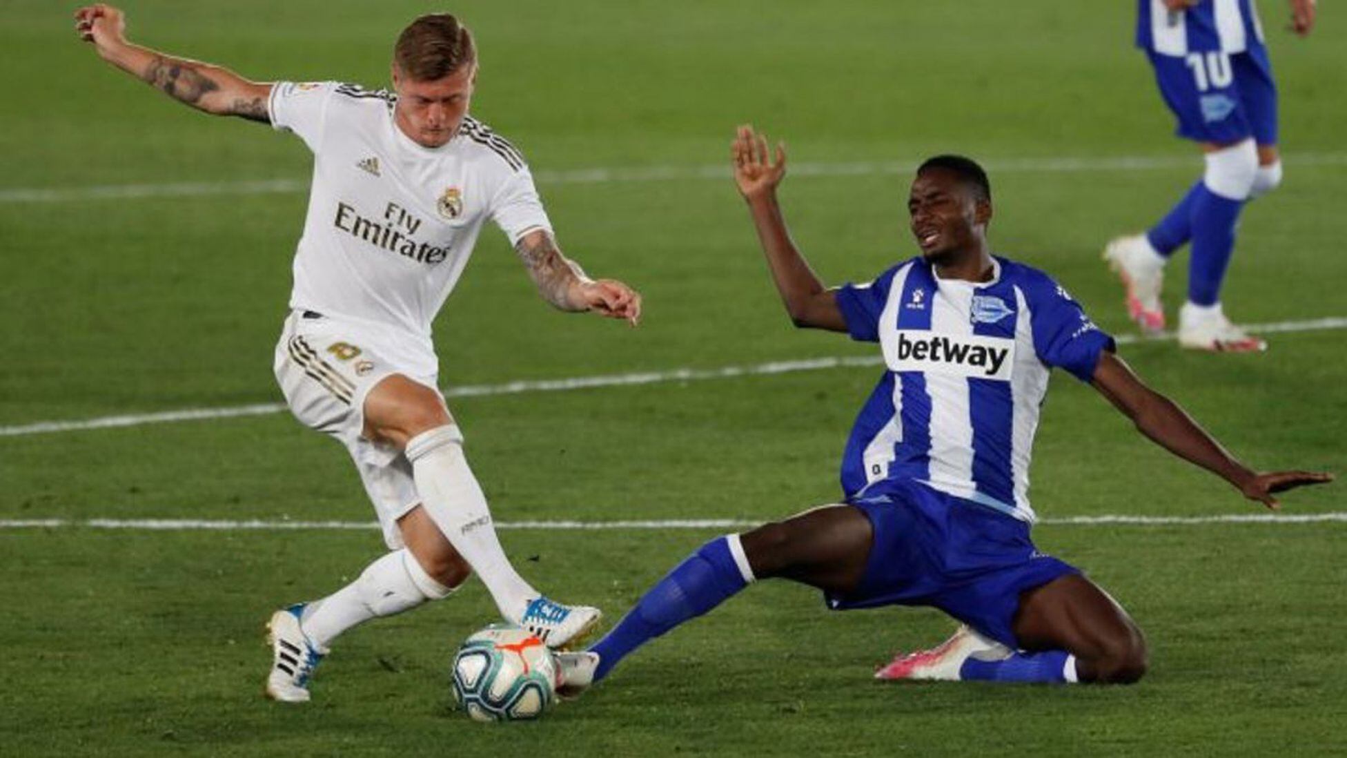 Abdallahi pugna por un balón con el madridista Toni Kross.