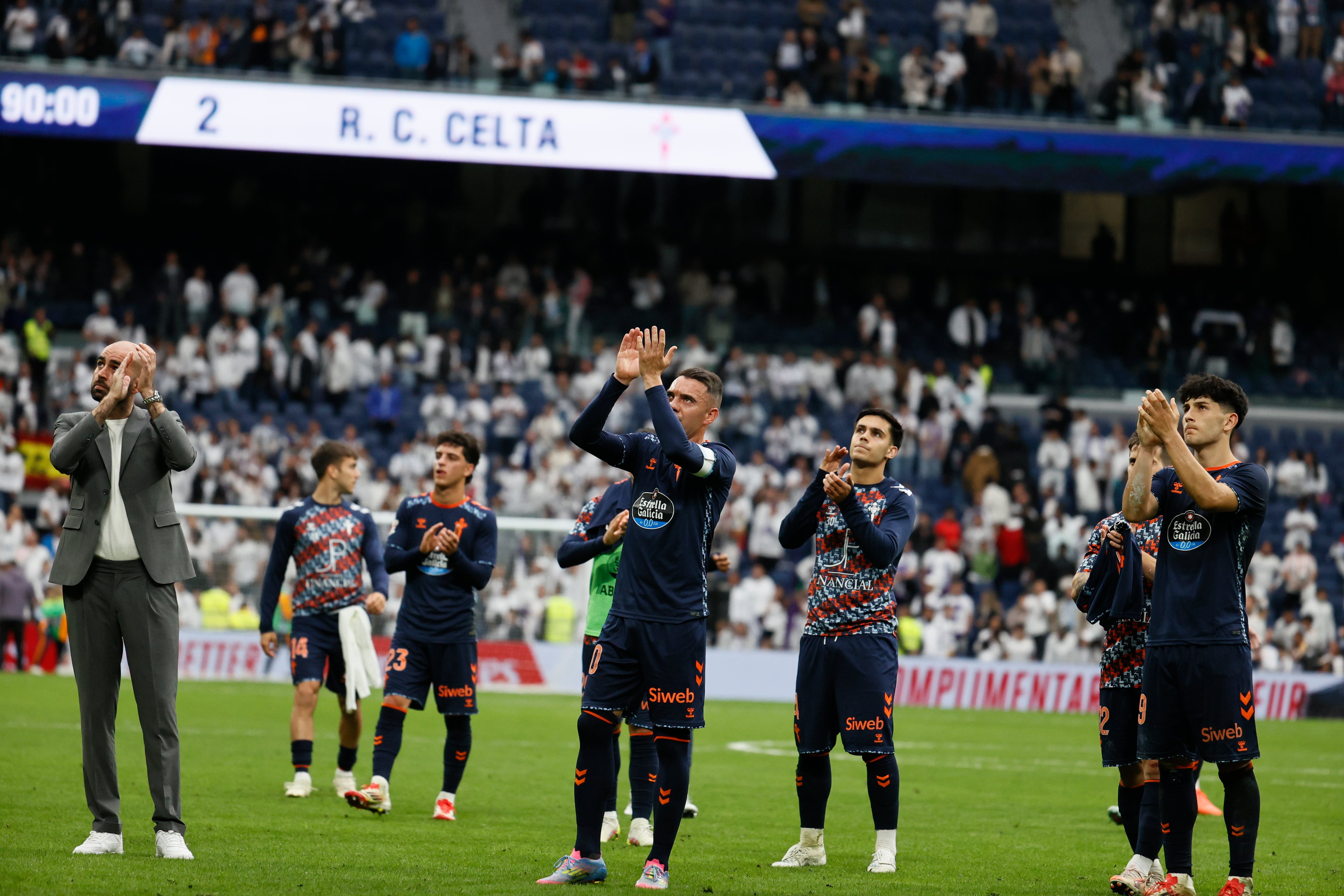 MADRID, 04/05/2025.- Los jugadores del Celta de Vigo tras el partido entre el Real Madrid y el Celta este domingo en el estadio Santiago Bernabéu en Madrid este domingo. EFE/ Blanca Millez
