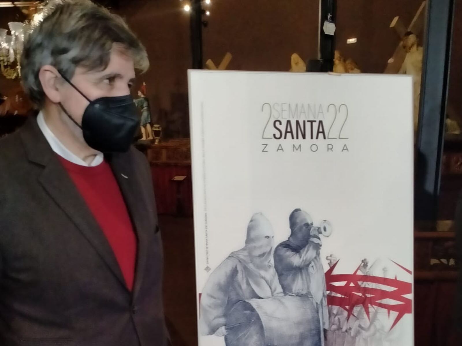 Ricardo Flecha con el cartel de la Semana Santa de Zamora 2022