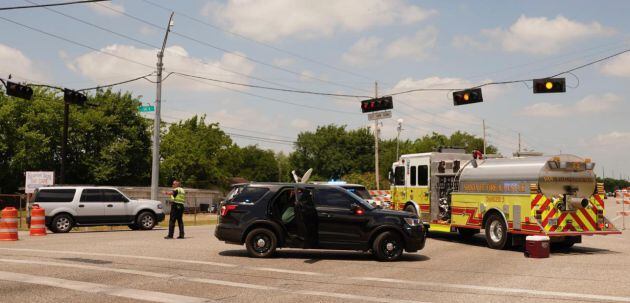 La policía en las cercanías al Santa Fe High School.