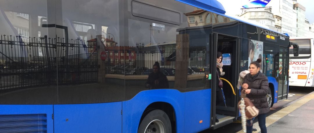 Autobus metropolitano enuna parada de A Coruña