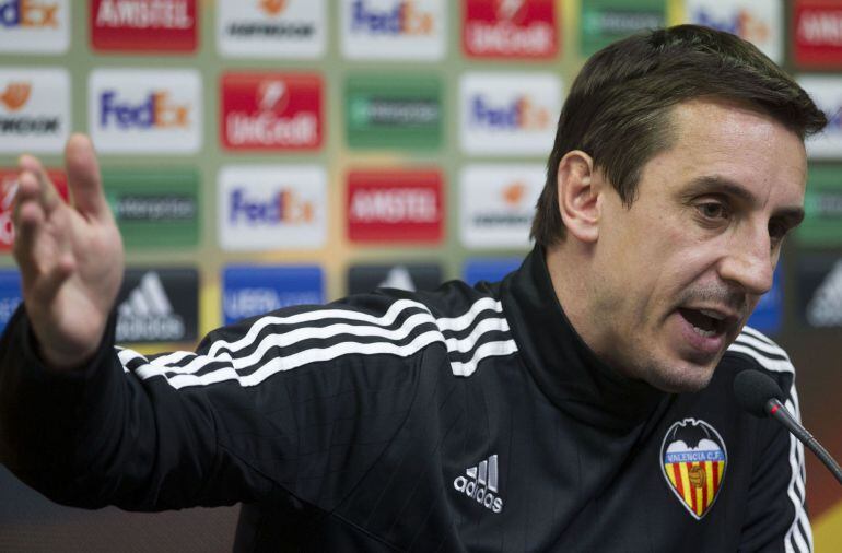 GRA202. VALENCIA, 17022016.- El entrenador del Valencia CF, Gary Neville, durante la rueda de prensa posterior al entrenamiento previo al partido de Liga Europa que disputarán frente al Rapid de Viena mañana en el estadio de Mestalla. EFEMiguel Ángel Polo