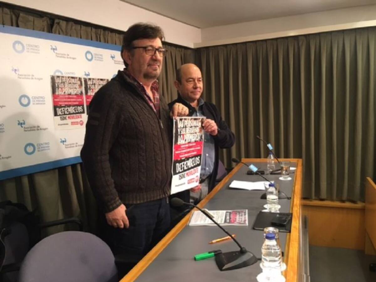 Una mano en la pancarta y la otra en la pluma