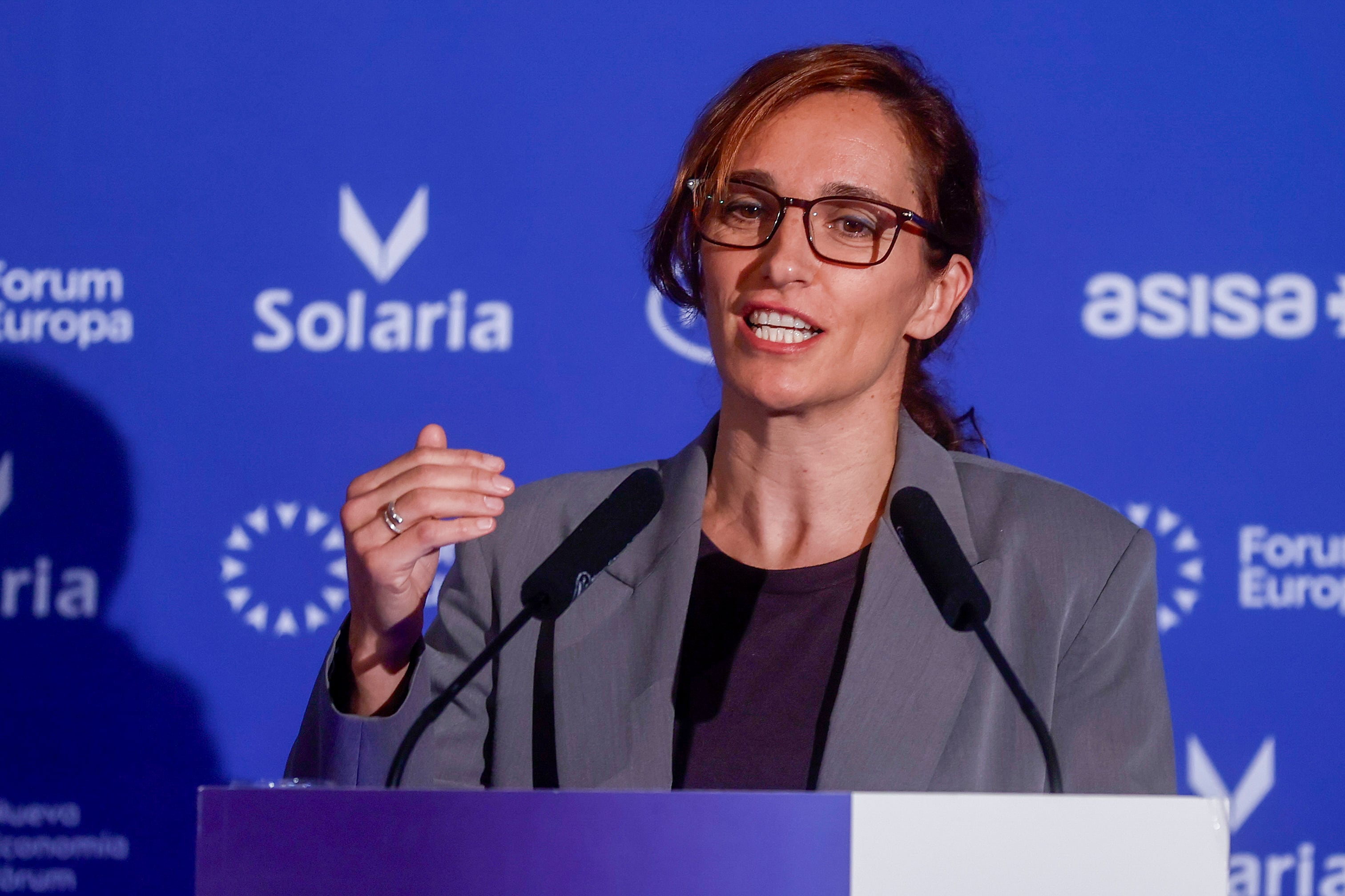 La ministra de Sanidad, Mónica García participa en el desayuno informativo celebrado este lunes en Madrid. EFE/ Fernando Alvarado