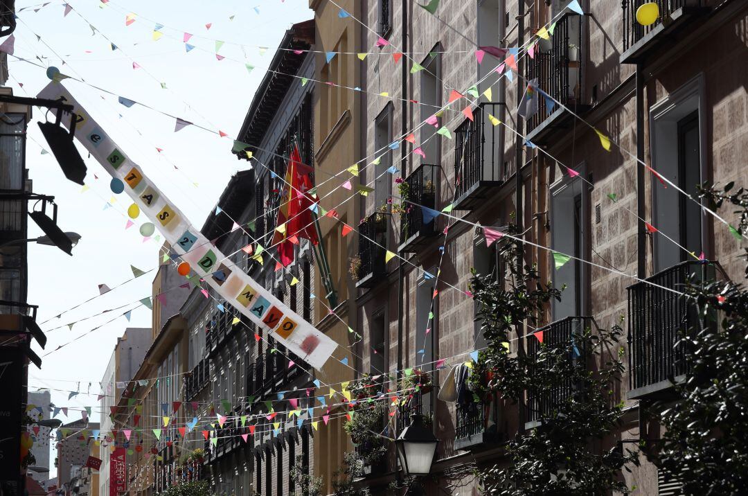 Las vecinas y vecinos de Malasaña han convertido sus calles en las propias de un barrio en fiesta