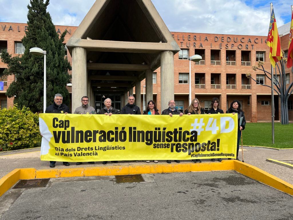 Escola Valenciana en una concentración ante la Consellería de Educación. Fuente: Escola Valenciana