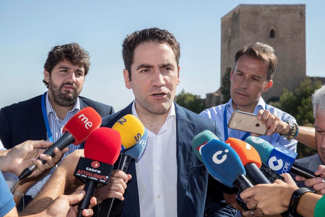 El secretario general del Partido Popular Teodoro García, atiende a la prensa durante el XV Congreso del PP de Lorca, este sábado en el Castillo de Lorca, Murcia. 