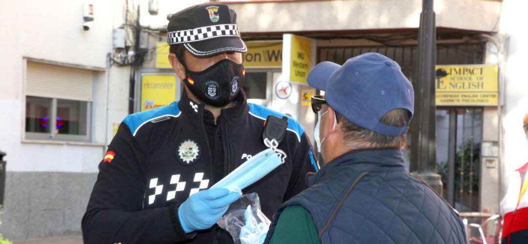 Policía municipal reparte mascarillas