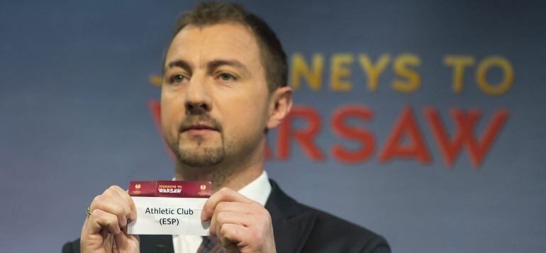 JC6 NYON (SUIZA), 15/12/2014.- El exfutbolista polaco Jerzy Dudek, embajador de la final de la Liga Europa en Varsovia, muestra el nombre del Athletic Club durante el sorteo de emparejamientos de dieciseisavos de final de la Liga Europa para la temporada 2014/15, en Nyon (Suiza), hoy, 15 de diciembre de 2014. EFE/JEAN-CHRISTOPHE BOTT